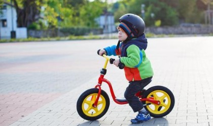 注意！12周岁以下学生骑自行车要戴头盔！ 